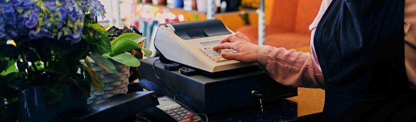 Caixa registadora com fatura simplificada: é a escolha certa para o seu negócio?
